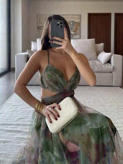 Vestido de tirantes con estampado de malla, nueva colección primavera/verano 2026. Ideal para vacaciones y reuniones informales.