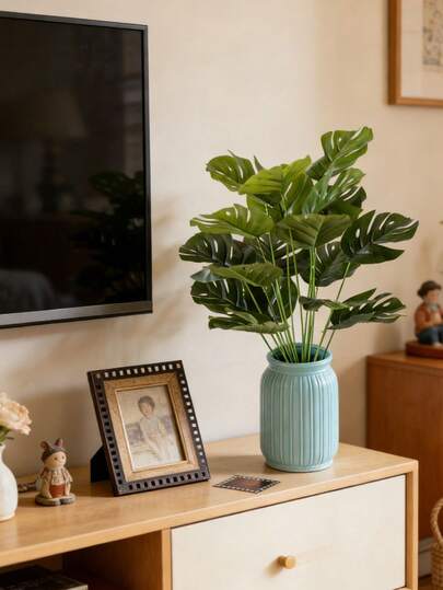 Plante verte simulée en pot, avec des formes de feuilles variées. Convient pour la décoration quotidienne de la maison, peut être placée sur le rebord de fenêtre ou sur une table pour ajouter de la vitalité naturelle au salon, au bureau, etc. Aucun entretien requis, maintient un aspect élégant à long terme.