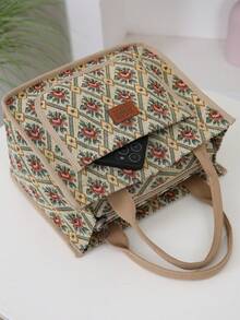 Túi tote vải jacquard họa tiết hoa mới, được làm từ chất liệu vải dày dặn, phù hợp cho việc đi làm và mang theo hàng ngày. Có khóa kéo và túi phía trước, có thể dùng như túi xách tay hoặc túi đựng tã. - Màu Khaki - Xem 5