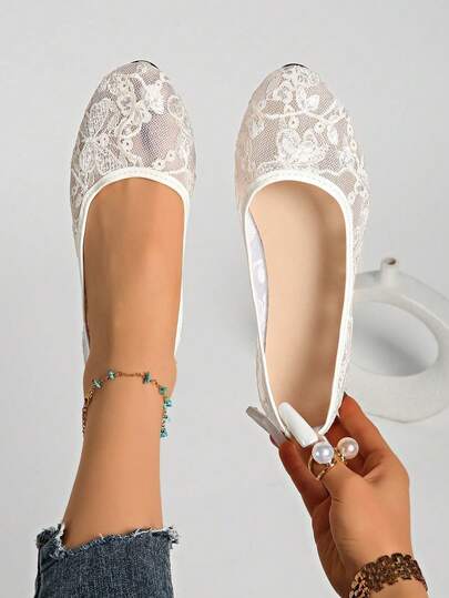 女士白色/黑色蕾丝网眼镂空平底鞋 - 浅底软底透气芭蕾舞鞋，轻便舒适，适合夏季通勤、工作等多种场合，经典时尚，优雅百搭。