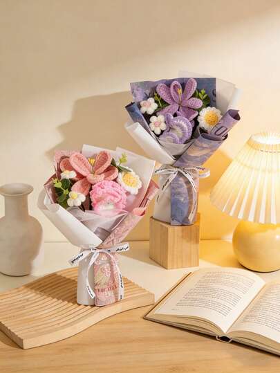 手工钩编花束，仿真百合和康乃馨，独特的环保礼物，适合母亲节、生日、毕业典礼、婚礼、新娘送礼会等场合，可用于卧室、客厅或办公桌装饰，可爱的手工仿真花束，也是送给朋友、姐妹或作为毕业礼物、求婚礼物和婚礼餐桌装饰的绝佳选择。