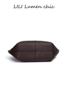 Sac fourre-tout en PU stylé avec un design texturé de litchi et une bandoulière à cordon. Son design élégant, son intérieur spacieux et sa construction légère en font un choix idéal pour les étudiantes universitaires et les jeunes femmes, convenant à diverses occasions telles que les déplacements pour le travail, les sorties scolaires, les événements professionnels et les fêtes. - Café - Voir 6