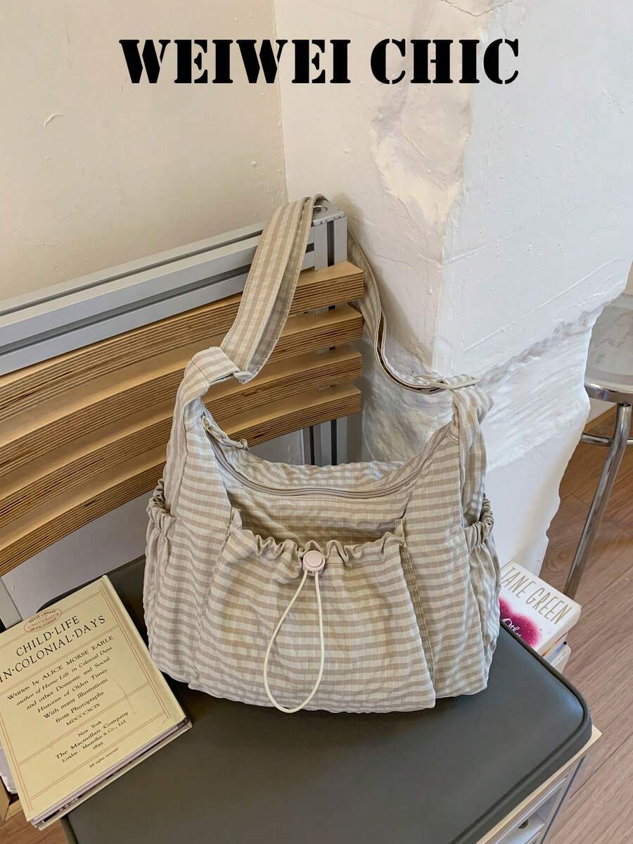 這款時尚新款單肩包採用格紋圖案、抽繩開口、可調節肩帶和裝飾口袋設計。經典時尚的外觀提供充足的內部空間,可輕鬆收納鑰匙、化妝品、口紅等日常必需品。非常適合女性在日常工作、購物、約會等場合使用。 - 白色 - 查看 1