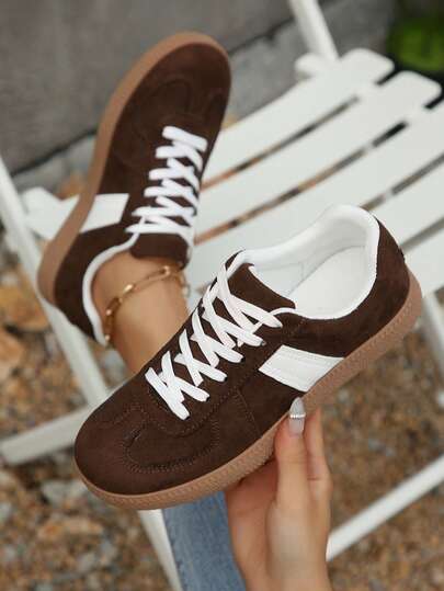 2026 Primavera Nuovi Oxford Vintage Marrone Scuro e Bianco per Donna, Suola Spessa e Morbida 2,5cm, Design a Righe in Camoscio, Scarpe Casual Vulcanizzate per Primavera/Autunno, Studente/Pendolare/Uso Quotidiano, Versatili