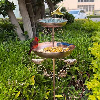 1个复古铁艺双层鸟浴盆，可作喂鸟器和阳台/花园装饰品，是送给爱鸟人士的理想礼物，也是春季园艺必备品。
