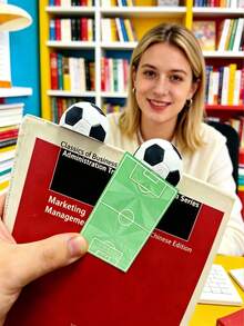 1 pieza Marcador de libros con tema de fútbol - Marcador 3D - Clip con campo de fútbol, adecuado para libros, lectores electrónicos y cuadernos, con clip divisor, aplicable para estantería y decoración de escritorio. Recuerdos, regalos de fiestas temáticas, regalos escolares, regalos de papelería de oficina. - Ver 8