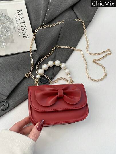 时尚纯色大蝴蝶结装饰翻盖珍珠手提包，经典百搭优雅金色链条迷你女士斜挎包，适合购物、装钱包、年轻女性、大学生、职场新人及白领人士。非常适合办公室、大学、工作、商务、通勤、户外活动、旅行和郊游等场合。