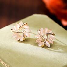 A Pair Of Elegant Floral Shaped Female Earrings That Can Be Chosen For Daily Commuting, Dating, Holidays, And More - Multicolor - View 5