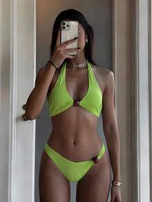 Conjunto de biquíni elegante em tecido liso com detalhes em miçangas redondas, ideal para férias de verão e resorts de praia. - Verde Lima - Ver 1