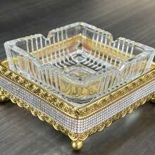 Cenicero de vidrio cuadrado acanalado de lujo con base de metal dorado con incrustaciones de rhinestones, cenicero de cigarrillos con patrón en relieve y patas con bolas, accesorio decorativo de escritorio para fumar para la decoración del hogar, la sala de estar, la oficina y la mesa del bar - Transparente - Ver 4
