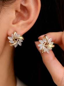 A Pair Of Elegant Floral Shaped Female Earrings That Can Be Chosen For Daily Commuting, Dating, Holidays, And More - Multicolor - View 2
