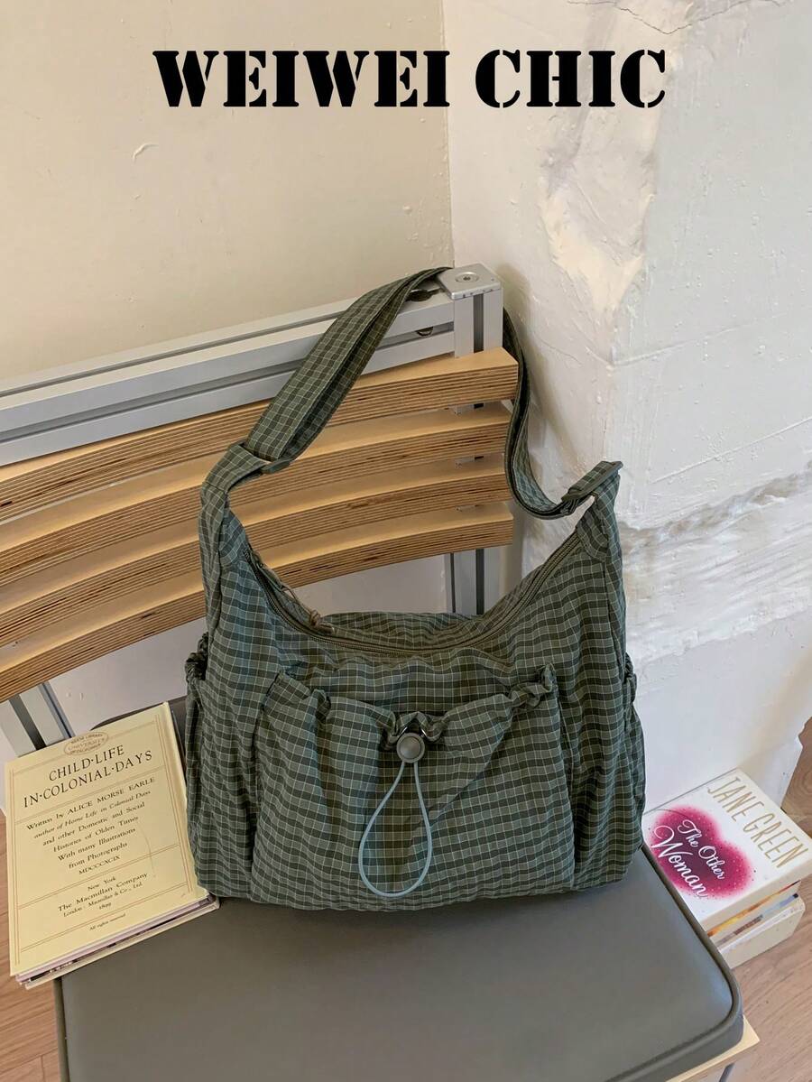 Este bolso de moda de un solo hombro presenta un patrón de cuadros verdes, con cierre de cordón, correa de hombro ajustable y un bolsillo decorativo. Su diseño clásico y elegante proporciona un amplio espacio interior, que acomoda fácilmente llaves, cosméticos, lápiz labial y otros artículos esenciales diarios. Es perfecto para el trabajo diario, las compras, las citas y diversas otras ocasiones de las mujeres. - Verde - Ver 1