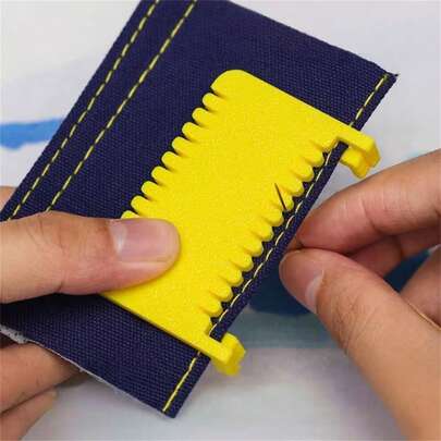 1 kẹp may - Được làm từ chất liệu nhựa bền, thiết kế đơn giản và tiện dụng, dễ sử dụng, phù hợp cho người mới bắt đầu, các bà nội trợ và người lớn tuổi cho các dự án may vá DIY đơn giản, lựa chọn lý tưởng cho công việc may vá, dụng cụ may vá cho người mới bắt đầu, tay cầm dễ cầm nắm.