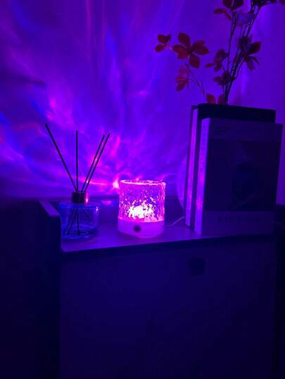 1个16色水波投影灯，具有16种动态颜色，触摸/遥控，USB供电，便携式夜灯，适用于卧室装饰、圣诞节、情人节、露营和婚礼。