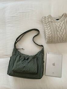 Este bolso de moda de un solo hombro presenta un patrón de cuadros verdes, con cierre de cordón, correa de hombro ajustable y un bolsillo decorativo. Su diseño clásico y elegante proporciona un amplio espacio interior, que acomoda fácilmente llaves, cosméticos, lápiz labial y otros artículos esenciales diarios. Es perfecto para el trabajo diario, las compras, las citas y diversas otras ocasiones de las mujeres. - Verde - Ver 6