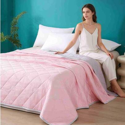 1 chiếc chăn mùa hè thoải mái và tối giản, chăn làm mát, siêu mềm, thoáng khí, nhẹ, thân thiện với da, mịn, nhanh khô, nhiều màu sắc để lựa chọn, mềm mại, mật độ cao, đàn hồi tốt, dễ chăm sóc, phù hợp cho giường đơn hoặc giường đôi, thiết kế nhẹ, phù hợp cho mọi mùa, thích hợp sử dụng trong phòng ngủ gia đình, phòng khách và văn phòng.