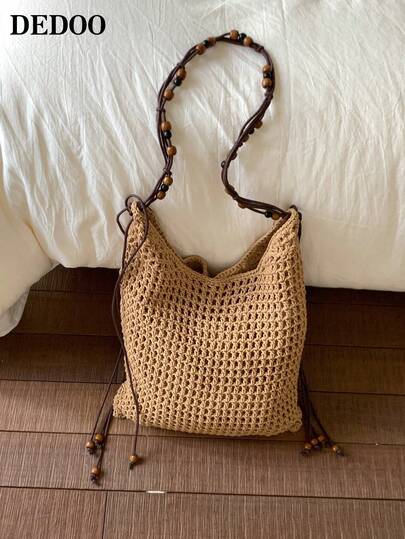 Dedoo 这款舒适休闲的棉质钩编网眼度假包，采用复古森林风格设计，是一款大容量单肩手提包。肩带饰有木珠，非常适合日常通勤、逛街和野餐。