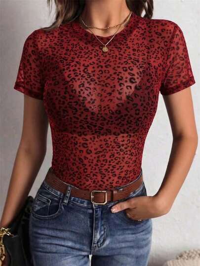 Top de malla de manga corta burdeos de verano para mujer, camiseta transparente elegante y sexy de cuello redondo para fiesta, club, discoteca; Blusa ajustada con estampado de leopardo y encanto sexy; Top de punto transparente de manga corta con estampado animal negro, de ajuste regular, con detalle de flocado, blusa de punto de gasa de cuello redondo ajustado, adecuada para uso diario, calle, fiesta de solteros, escenario y concierto