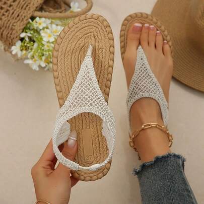Dép xăng đan móc quai cài màu trắng kiểu dáng Bohemian dành cho nữ, sản xuất năm 2026.
