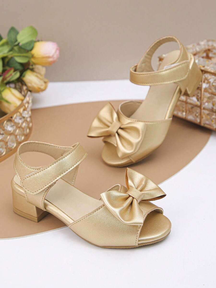 1 Đôi sandal cao gót mũi hở, quai ngang mắt cá chân, đế dày, dễ thương cho bé gái, có nơ vàng, chất liệu mềm mại và nhẹ, có khóa dán điều chỉnh, phù hợp cho cả mặc hàng ngày và nhiều dịp khác nhau. - Rượu sâm banh - Xem 1