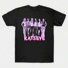 Nyaste modellen 2026 Vintage Katseye 90-tals D-ouma Music Bootleg T-shirt av Uncraft_projet, Alla hjärtans dag-kläder för kvinnor, Gras-kläder för kvinnor, Träningsöverdelar, Grafiska T-shirts för kvinnor, Unisex-överdelar, Herr, BlusarPopularitet - Svart 18 - Visa 7