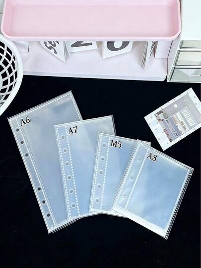 1包内含10张A6/A7透明插页，适用于相册插页、耐用塑料剪贴簿收纳盒、贴纸簿插页、插页袋、贴纸收纳盒、便携式旅行纪念品收纳盒、贴纸笔记本和贴纸计划本。采用高透明度PP材质，非常适合粘贴贴纸、制作贴纸笔记本、照片卡片和整理办公计划本。是教室、家庭、办公室和旅行的理想之选，也是开学必备品。