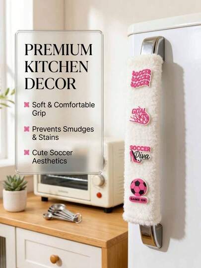 足球女神毛绒保护套，一款可爱的足球主题礼物，适合女性、女孩和足球运动员，是汽车和家居装饰的完美之选。粉色足球主题保护套，是送给足球迷的完美礼物，适用于多种场景，例如汽车、厨房和背包。