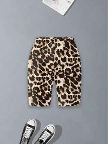 1. Kaos Kasual Leher Bulat Warna Aprikot Dipadukan dengan Celana Pendek Motif Leopard, Pola Leopard dan Bunga Sakura yang Unik - Hitam - View 8