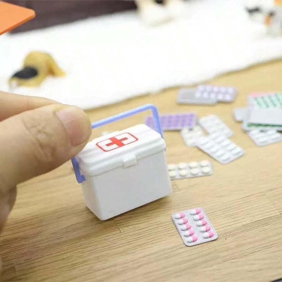 1:12 dockhusminiatyr medicinsk låda dekor, bondgårdsscenmodell, liten realistisk första hjälpen-kit tillbehör, dockhus landsbygdsrekvisita, pastoral skrivbordsdekor, miniatyrscenbyggtillbehör, fotografibakgrundsdekoration, gör-det-själv-fotograferingsrekvisita, miniatyrmodelllandskap - Multifärgad - Visa 1