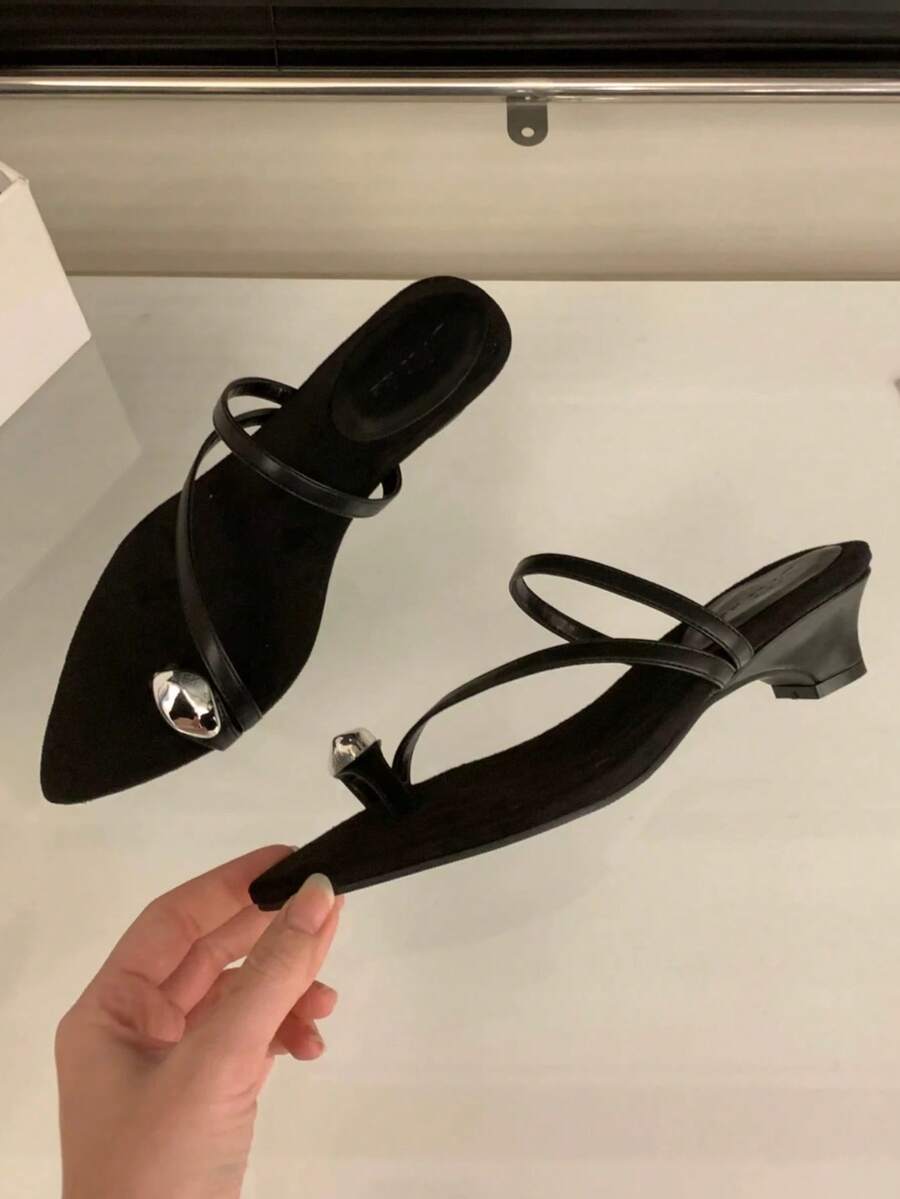 2025 Summer New Pointed Toe French Retro Wedge Sandals, Niche Toe-Ring Strap Roman Sandals For Women - Black - View 1