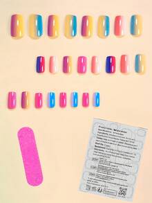 24 adesivos de unha quadrados médios, cores degradê Y2K incluindo amarelo limão, rosa claro, roxo, combinados com um design degradê em azul-esverdeado, azul marinho e fúcsia. Unhas postiças de cobertura total com 1 adesivo de cola e 1 mini tira de cola (as cores dos adesivos de unha podem variar sob diferentes condições de iluminação). - Multicolorido - Ver 2