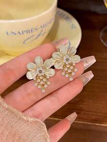 1 par de pendientes de flores y perlas de imitación elegantes y versátiles, adecuados para uso diario y festividades de chicas adolescentes - Flor A - Ver 3