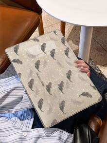 Một chiếc ốp lưng laptop trong suốt, bóng bẩy với họa tiết phản chiếu hoa tulip. Mỏng nhẹ, chống sốc và bền bỉ, tương thích với Macbook Air 13 inch/15 inch và 14 inch Pro sử dụng chipset M2 và M3. Kết hợp khả năng chống bám vân tay, chống sốc và tản nhiệt, đây là món quà hoàn hảo cho các dịp lễ và sự kiện đặc biệt. - Xem 2