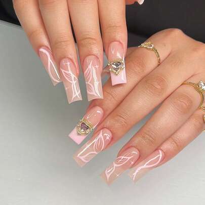 24片超长梯形（T字形）美甲贴片，甜美又酷炫的裸色法式3D水钻美甲。以超长梯形甲片为底，融合半透明裸色、法式线条、手绘花卉和奢华心形水钻。风格温柔优雅，性感与奢华完美结合，是约会、派对和正式场合打造富家千金气质的必备单品。