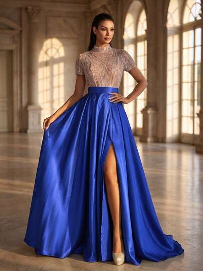 Vestido de noche formal para mujer, parte superior con mangas cortas y detalles de lentejuelas en color contrastante, combinado con falda azul marino con abertura lateral para fiesta