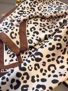 1 Stück Damen Retro Leopardenmuster dünner quadratischer Kunstseidenschal, leicht für Frühling/Sommer tägliche Kleidung und Kleidungszubehör - Kaffee mit Leopardenmuster - Übersicht 3