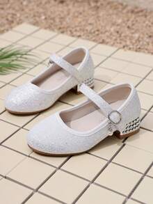 一双银色粗跟简约优雅小高跟鞋，舞蹈鞋、公主鞋、宴会鞋，是儿童生日、节日、圣诞节的理想礼物，适合参加宴会、活动、毕业典礼、各种演出，一年四季皆可穿着。 - 銀色 - 查看 2