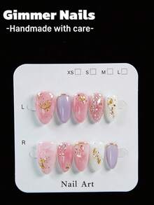 10片手工制作的杏仁形按压式假指甲（可佩戴），既是美甲用品又是装饰品。这些美丽的指甲采用柔和的粉色渐变底色，搭配玫瑰金线条，并点缀着金色箔片。它们可以修饰手型，提亮手部轮廓。套装包含使用工具，包括凝胶胶水和指甲锉，指甲可重复使用，且易于快速卸除。 - 淺粉色 - 查看 12