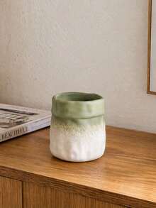 1 chiếc bình trang trí màu xanh ombre, miệng bình uốn lượn không đều, thích hợp để trang trí bàn, phòng khách, kệ và lối vào. - Túi giấy màu xanh lá cây chuyển sắc - Xem 3