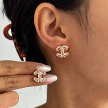 Bông tai chữ vàng, kiểu dáng thời trang, thanh lịch, tối giản, sang trọng cao cấp, mặt dây chuyền đính đá Cubic Zirconia mạ đồng, phù hợp cho phụ nữ đeo hàng ngày. - Vàng - Xem 5