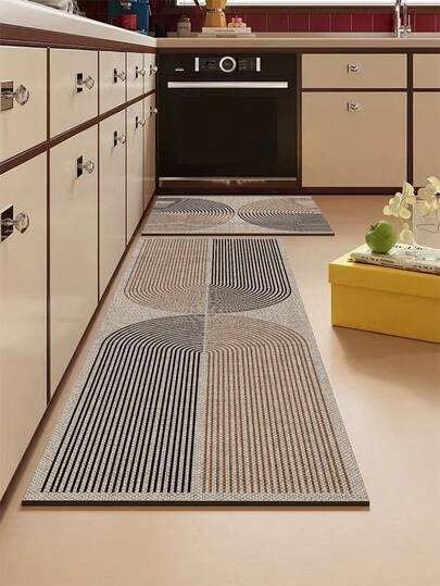 1 tấm thảm trải sàn nhà bếp bằng gel silica, có màu nền be với các hình bán nguyệt đồng tâm và các đường kẻ màu đen và nâu, tạo nên thiết kế hình học trừu tượng hiện đại. Sự kết hợp giữa hình chữ nhật và hình bầu dục phù hợp với không gian nhà bếp, nâng tầm không gian với vẻ ngoài tối giản và tinh tế. Thích hợp để trang trí nhà bếp, phòng tắm, hành lang, phòng giặt, phòng ngủ, phòng khách.