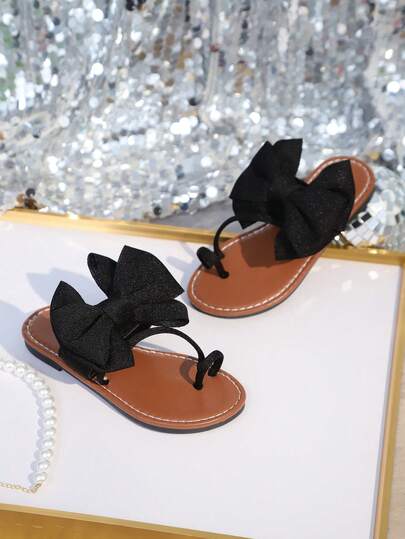 1 par de sandalias planas negras para niñas, de unicolor, con tela suave y decoración de lazo, punta redonda y abierta, diseño elástico y antideslizante en la parte trasera, estilo bohemio de moda casual para vacaciones, apropiadas para uso diario, festivales, fiestas y campus, nueva llegada para primavera/verano