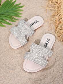 一双全新珍珠水钻装饰凉拖鞋，百搭实用，适合日常穿着、海滩度假、朋友聚会等各种场合，柔和的色调可轻松搭配各种风格，是夏季必备的优雅单品，让您每一步都散发迷人魅力。 - 米色 - 查看 11