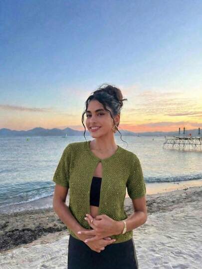 Áo dệt kim mới cho nữ mùa xuân/hè, kiểu dáng nghỉ dưỡng tối giản, màu cam trơn, cổ tròn, tay ngắn, họa tiết hình thoi, thiết kế cổ áo mở nửa, trang phục du lịch biển, áo đính sequin, quần áo mùa hè cho nữ.