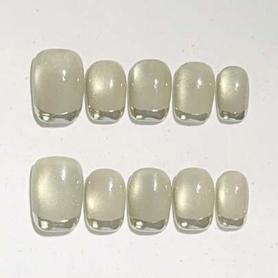 10 móng tay giả thủ công nguyên chất, kích thước trung bình, hình vuông, nền màu bạc trắng họa tiết mắt mèo, kết hợp với viền kiểu Pháp mạ bạc bóng loáng, vừa đơn giản vừa thanh lịch, toát lên vẻ sang trọng và quý phái. Móng tay nhẹ nhàng, thanh lịch, dễ thương dành cho phái nữ và các cô gái, thích hợp cho các lễ hội, tiệc tùng mùa xuân, hè, thu đông và sử dụng hàng ngày.