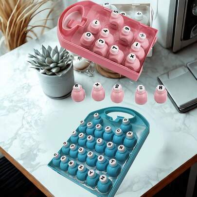 Bộ 26 lỗ bấm chữ cái tiếng Anh viết hoa thủ công, bộ 15 lỗ bấm số, bộ trò chơi bấm số thủ công kèm các ký hiệu toán học trừ, nhân, chia và dấu bằng, thích hợp cho việc ghi nhật ký và trang trí.