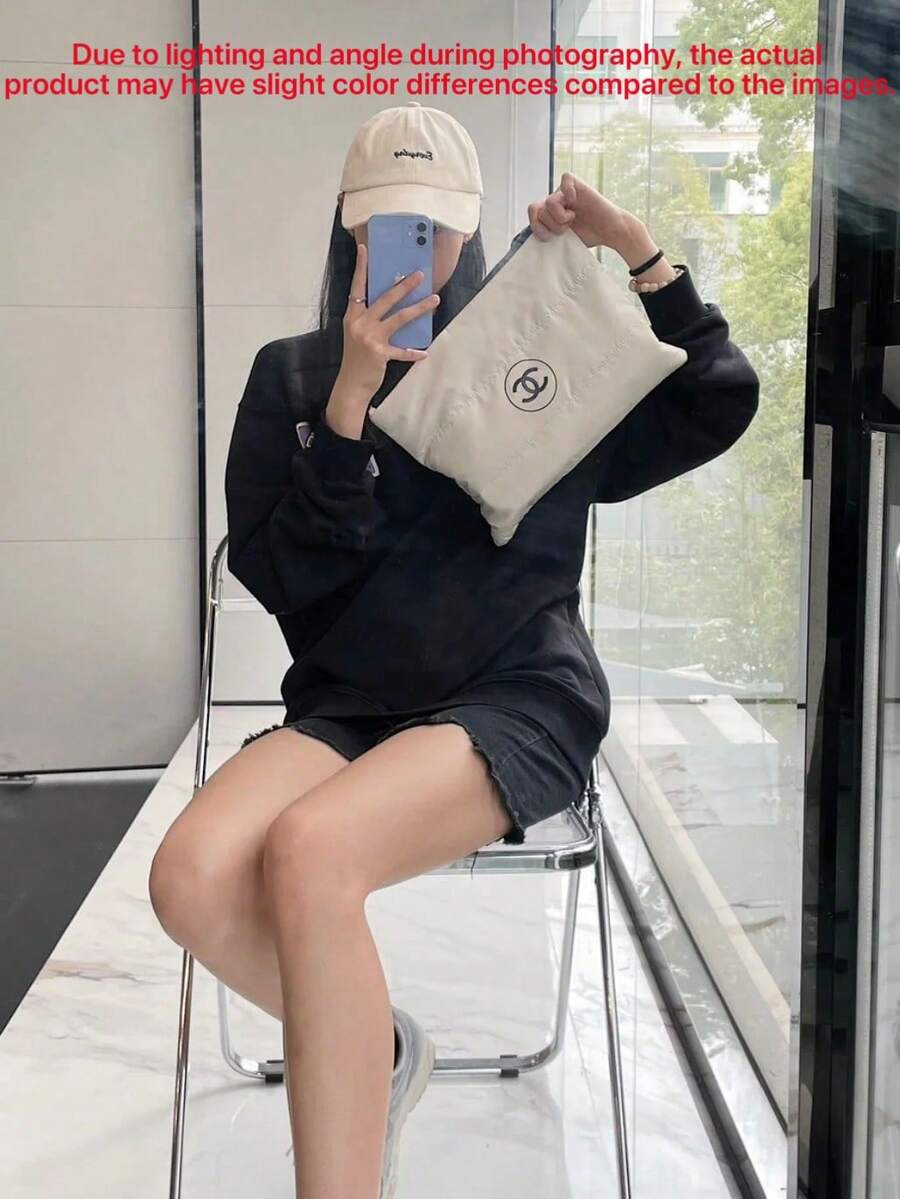 CHANEL 柔软方形收纳袋/化妆包，饰有3D圆形双C印花，黑色拉链和圆形挂钩细节，大容量可收纳化妆品和护肤品，便携方便日常通勤、居家收纳和春季外出，也是送给女朋友生日和节日的实用礼物之选。 - 白色 - 查看 1