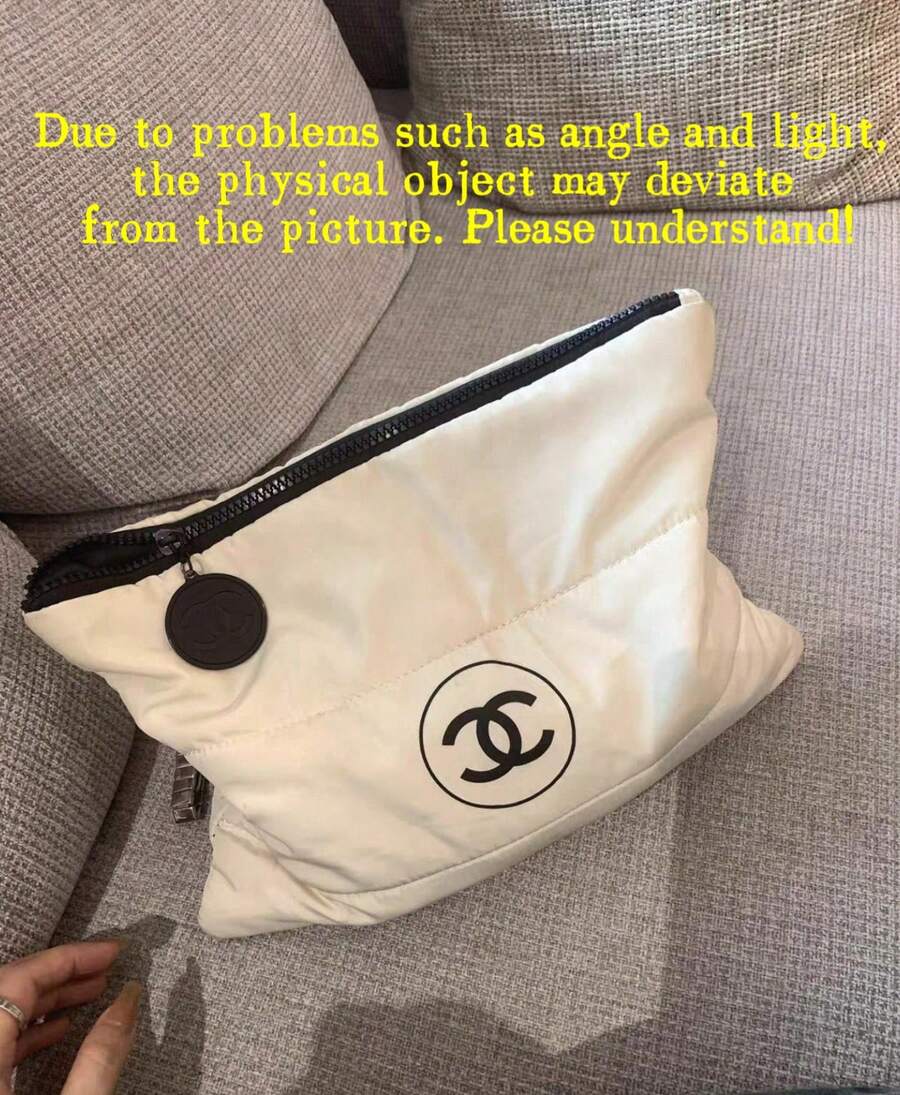 CHANEL Bolsa de almacenamiento cuadrada blanda/Neceser, decorada con estampado 3D de doble C redonda, cremallera negra y detalles de gancho redondo, gran capacidad para almacenar cosméticos y cuidado de la piel, portátil y conveniente para el transporte diario, organización del hogar y salidas de primavera, también una opción de regalo práctico para el cumpleaños o las vacaciones de la novia - Blanco - Ver 1