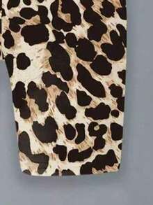 1. Kaos Kasual Leher Bulat Warna Aprikot Dipadukan dengan Celana Pendek Motif Leopard, Pola Leopard dan Bunga Sakura yang Unik - Hitam - View 10