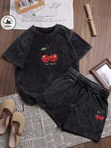 Bộ đồ hai mảnh phong cách Y2K mùa hè dành cho nữ của Es Trus Cotton, họa tiết "Cherry Letter" in trên vải, gồm áo thun đen, quần short và áo hai mảnh cỡ lớn, đã qua xử lý giặt, rất thanh lịch. - màu đen - Xem 1